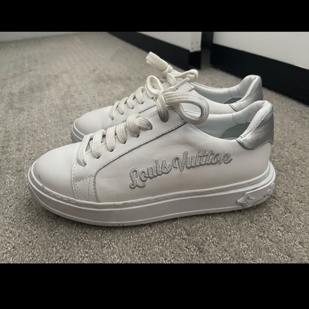 Lv sneaker size 38